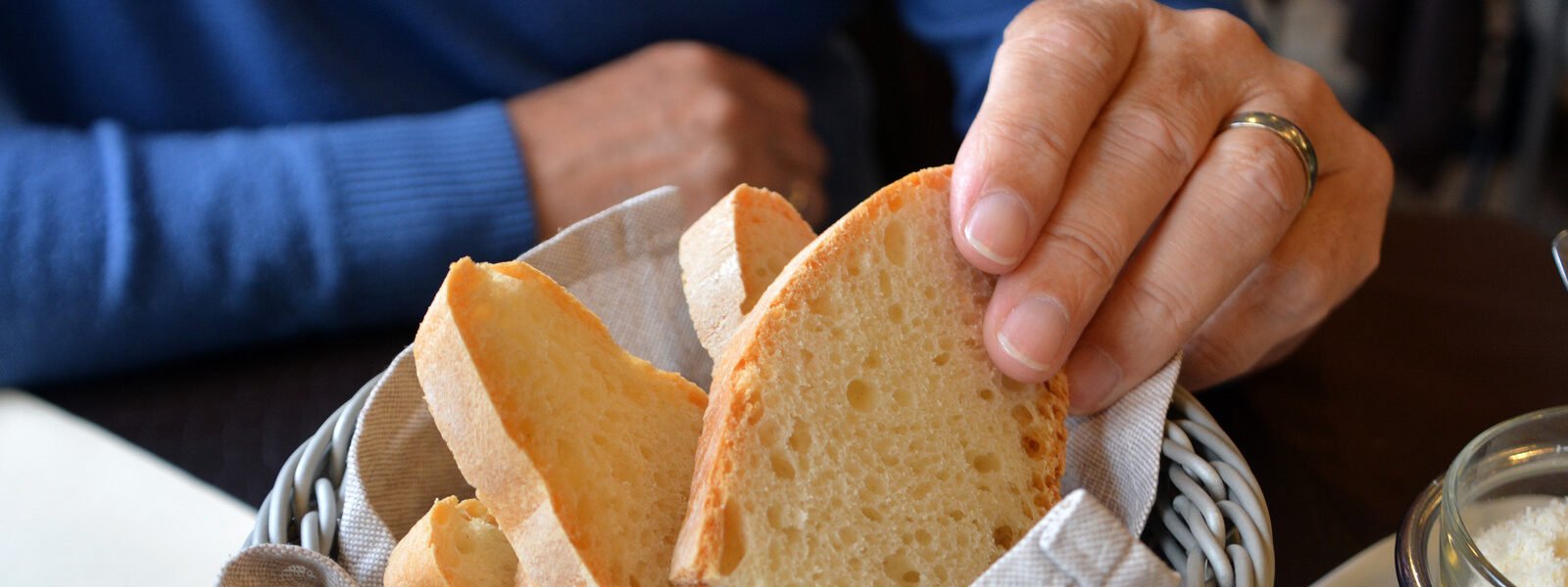 Here's What Happens When You Eat Bread On An Empty Stomach - Health Digest