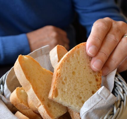 Here's What Happens When You Eat Bread On An Empty Stomach - Health Digest