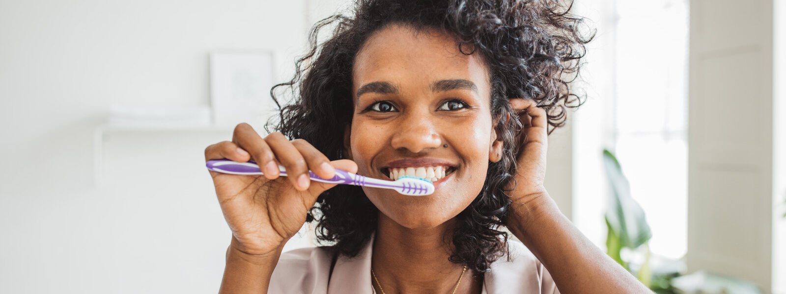 The Easy Core Exercise You Can Do While Brushing Your Teeth - Health Digest